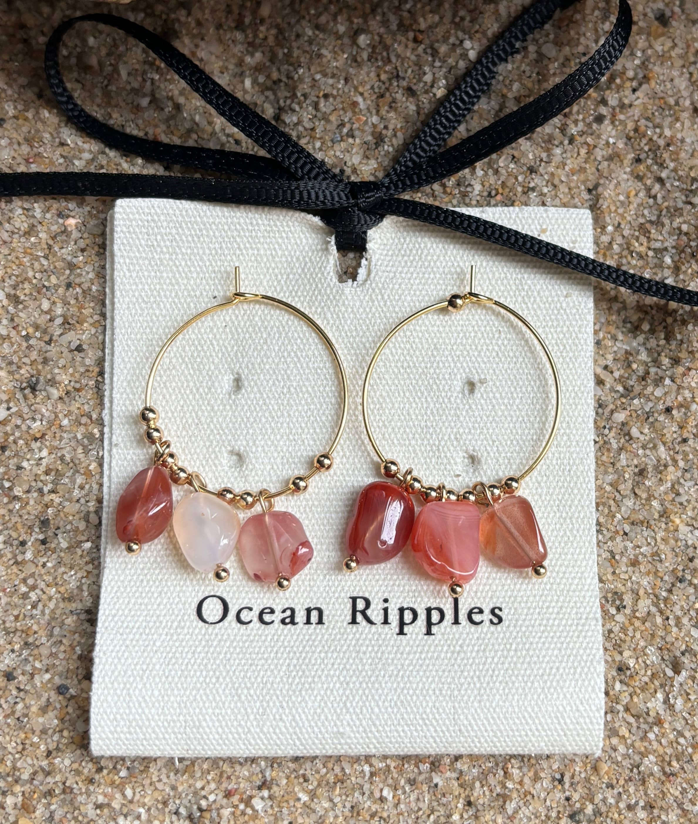 Ocean Ripples - Vendita all'ingrosso Orecchini a cerchio - Orecchini a cerchio in agata rossa placcati in oro 18 carati1