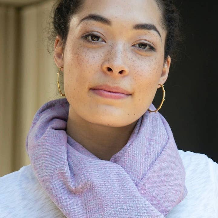 Écharpe surdimensionnée en coton doux indigo pour la vente par Cornelia Lively