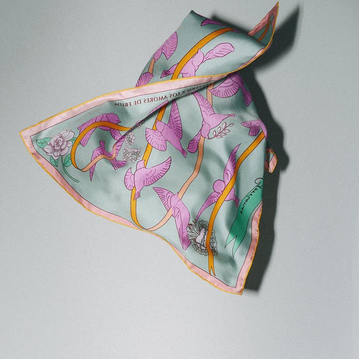 Rosa Pañuelo tipo bandana de seda «House of Frida» de FRIDA x LOST PATTERN, color rosa de venta al por mayor en Faire