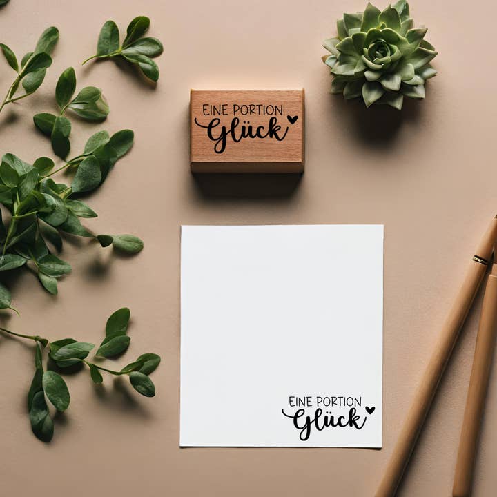 Gummistempel „En portion held“ for engroshandel hos Handmadeshelter