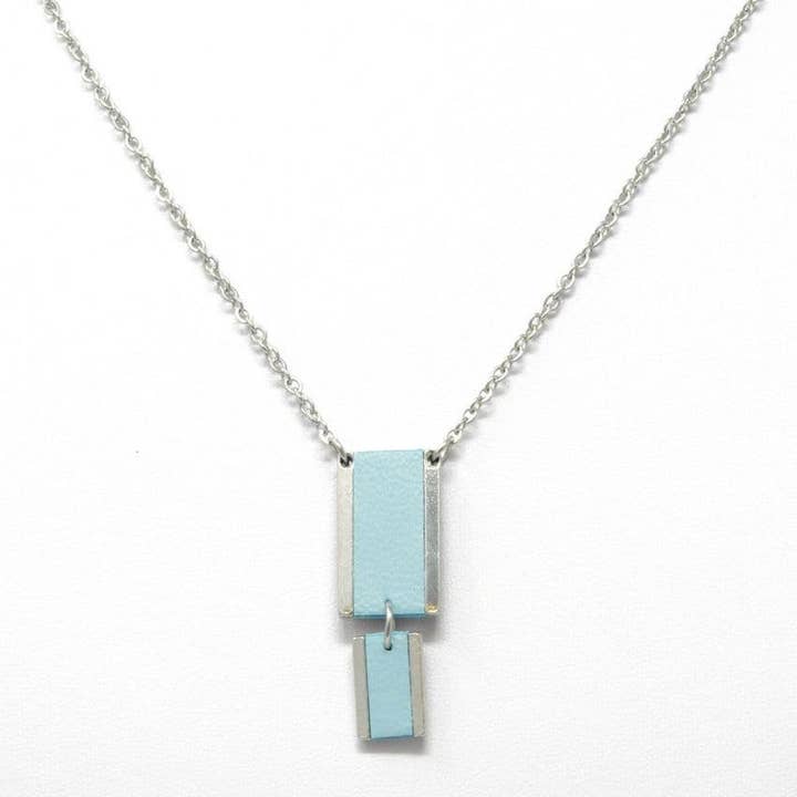 Dubbele rechthoekige halsketting met leren inleg lichtblauw voor wholesale door Sobo & Co Jewellery