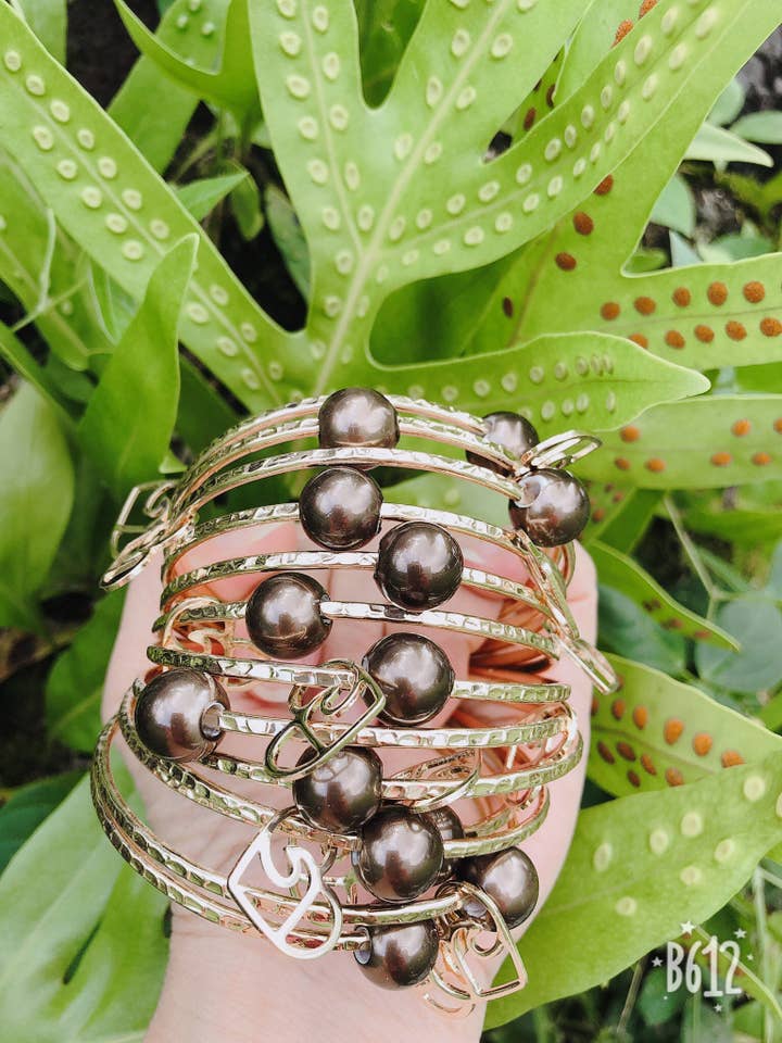 Pulseira reta com pingente de onda de coração e pérola marrom por atacado de Anela's Jewelry