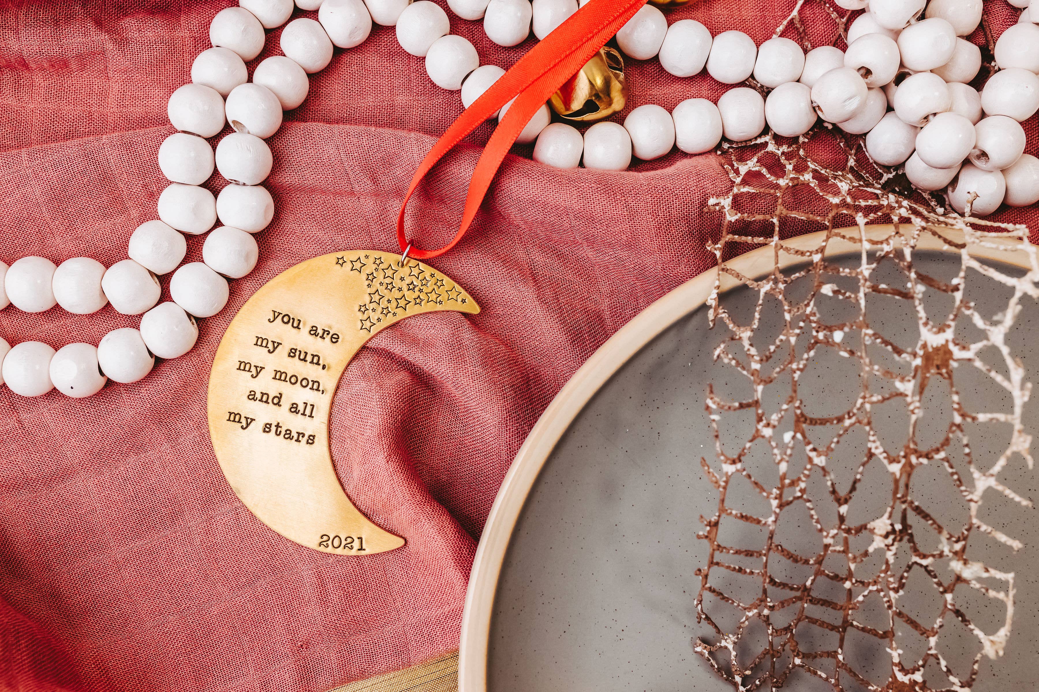 Salt and Sparkle – Großhandel Verzierung – „DU BIST MEINE SONNE, MEIN MOND UND ALLE MEINE STERNE“ Messing Mond Ornament2