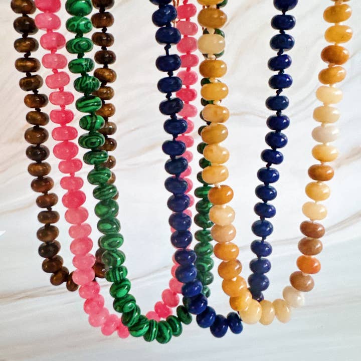 Collier en Perles de Pierre Raffinée – Accent Intemporel du Quotidien pour la vente par Ellison+Young