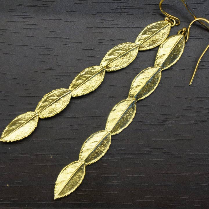 Boucles d'oreilles pendantes feuille de rose en argent sterling plaqué or pour la vente par Mother Nature Jewelry