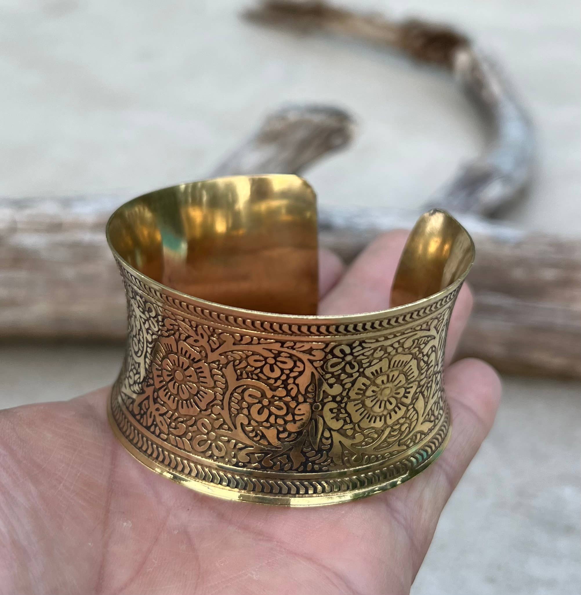 Lungta Imports - Vendita all'ingrosso Bracciale a polsino - Bracciale a polsino artigianale in ottone placcato argento con design vintage boho etnico6