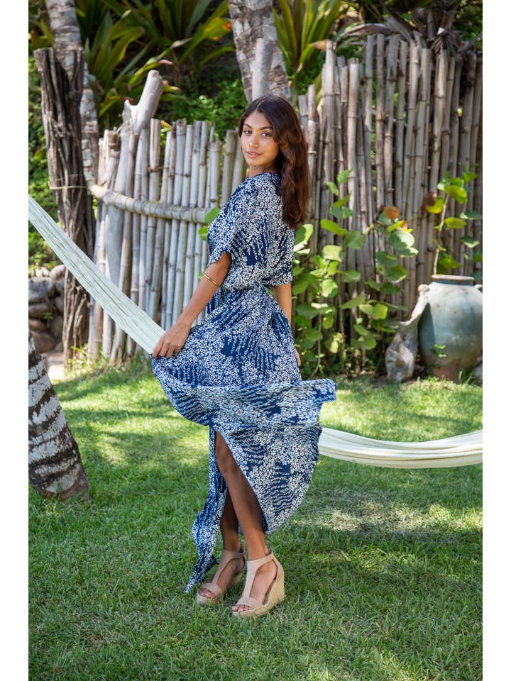 Azul marino de Fiji Vestido largo tipo kimono Amy para playa de verano de primera calidad en flor azul marino de Fiji de venta al por mayor en Faire2