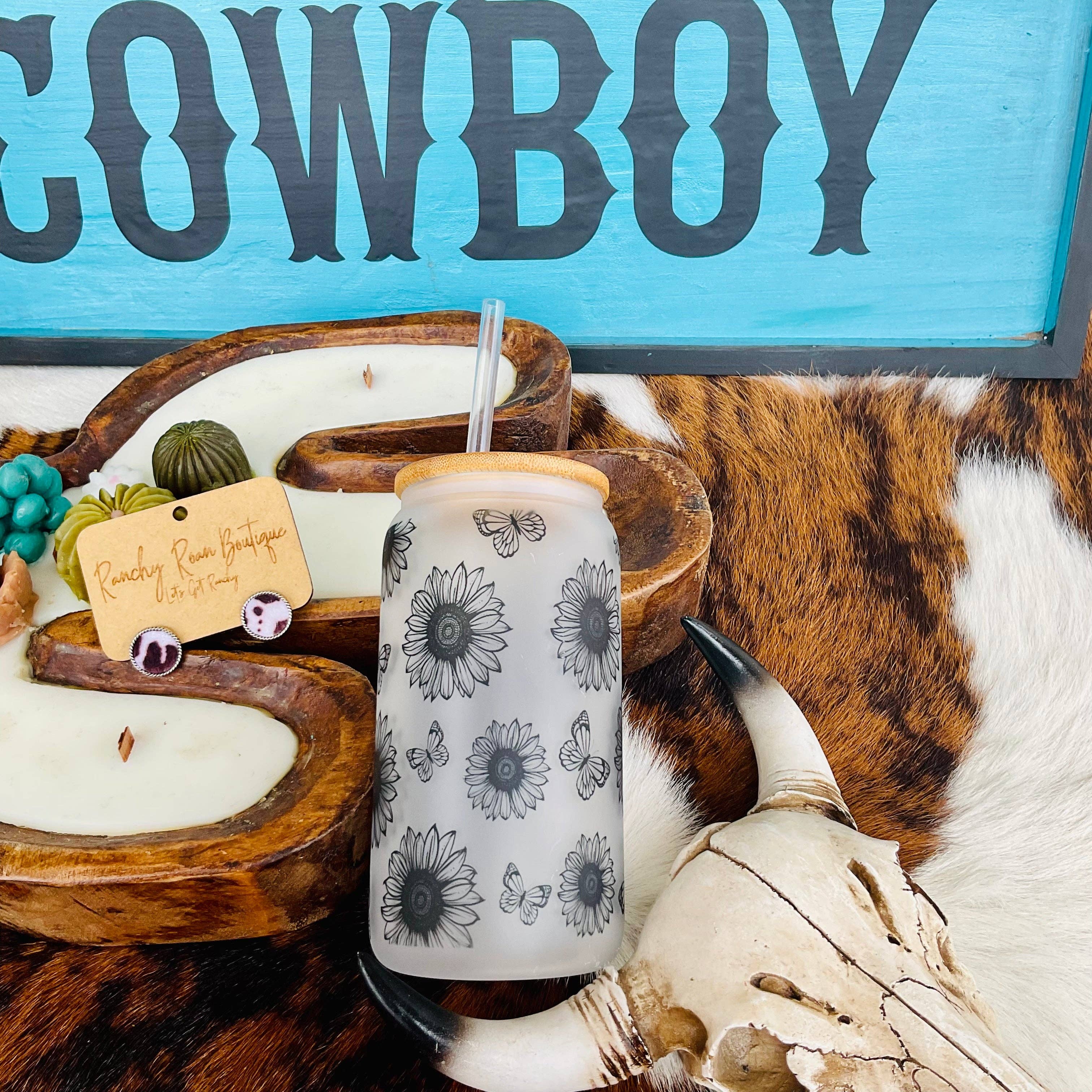 Ranchy Roan Boutique - Vendita all'ingrosso Bicchiere/tazza - Bicchiere in vetro satinato con girasoli e farfalle da 16 once1