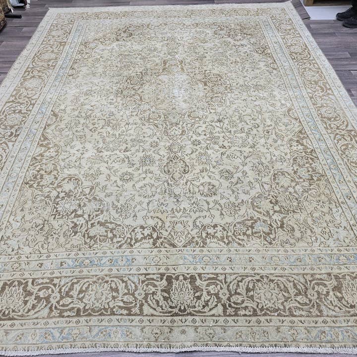 Vintage tyrkisk Oushak tæppe 9x12: Håndlavet uldtæppe i beige med blomster. for engroshandel hos MesopotamiaRugs