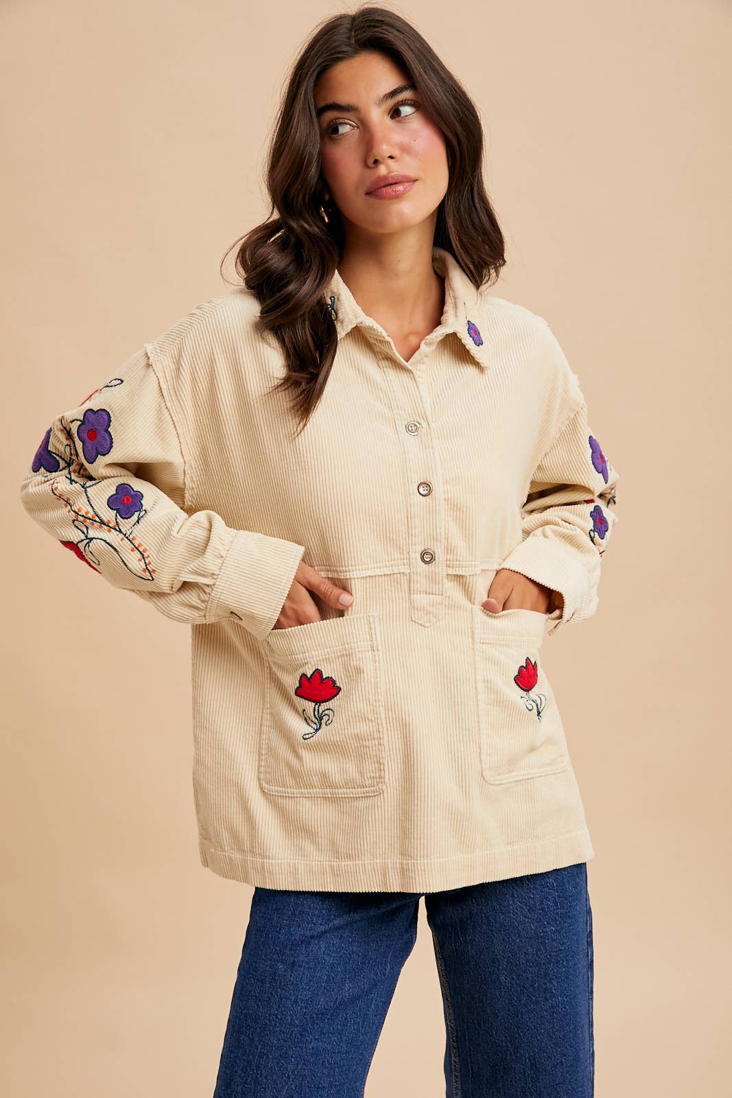 In Loom – Großhandel Hemd mit Button-down-Kragen – Damen – CORD-HENLEYSHIRT MIT STICKEREI9