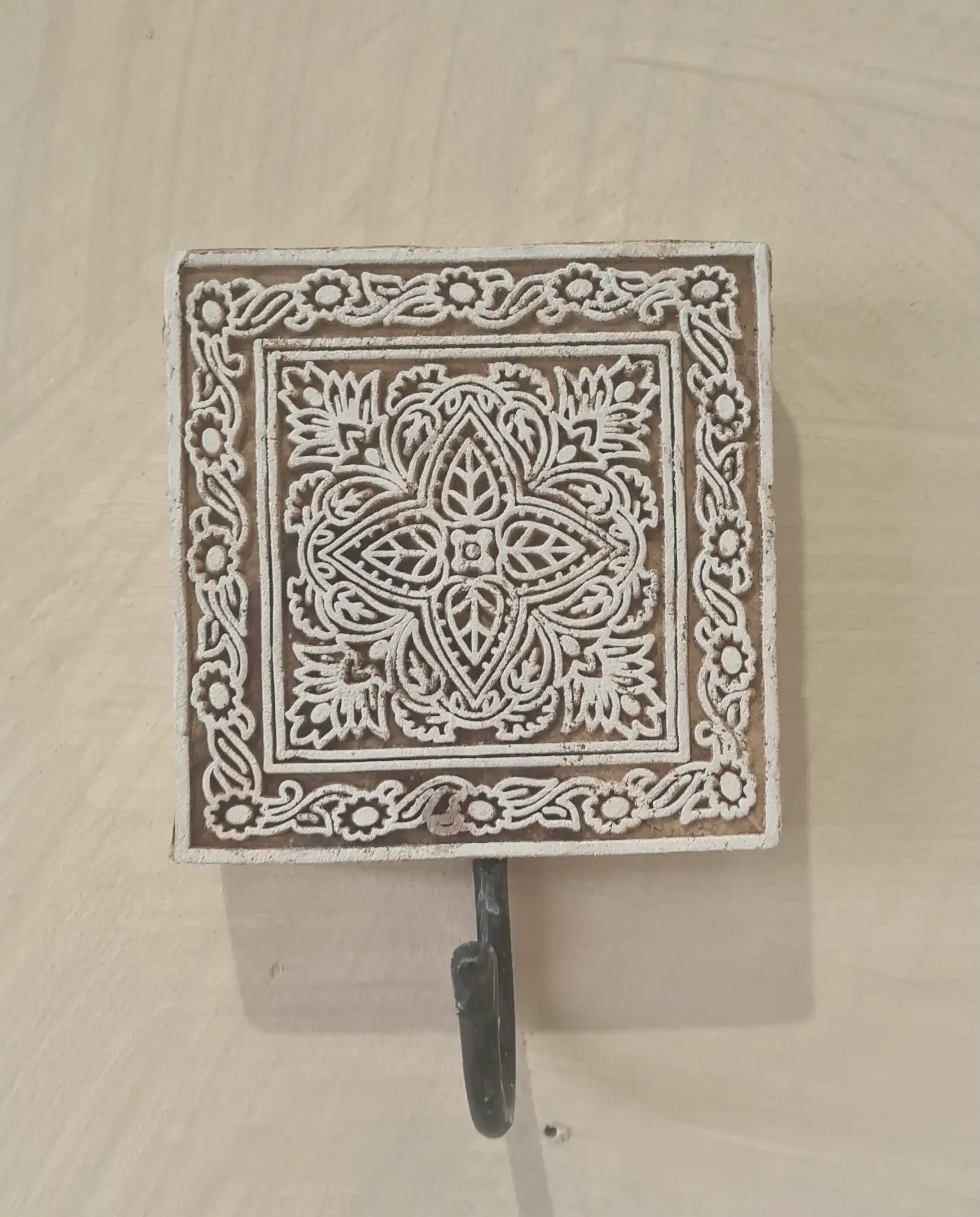 Magnifique Hearts – wholesale Wall hook – Vintage-Inspired Square Carved Hooks - Functional Elegance1