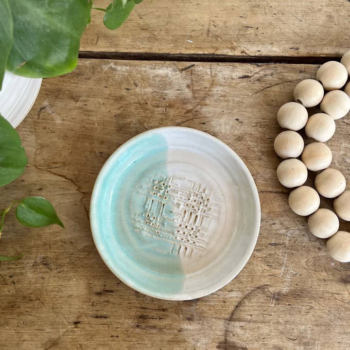 Coastal Clay Co. - Vente Vaisselle d'apéritif - Assiette à frotter à l'ail, râpe faite main, assiette d'apéritif d'été