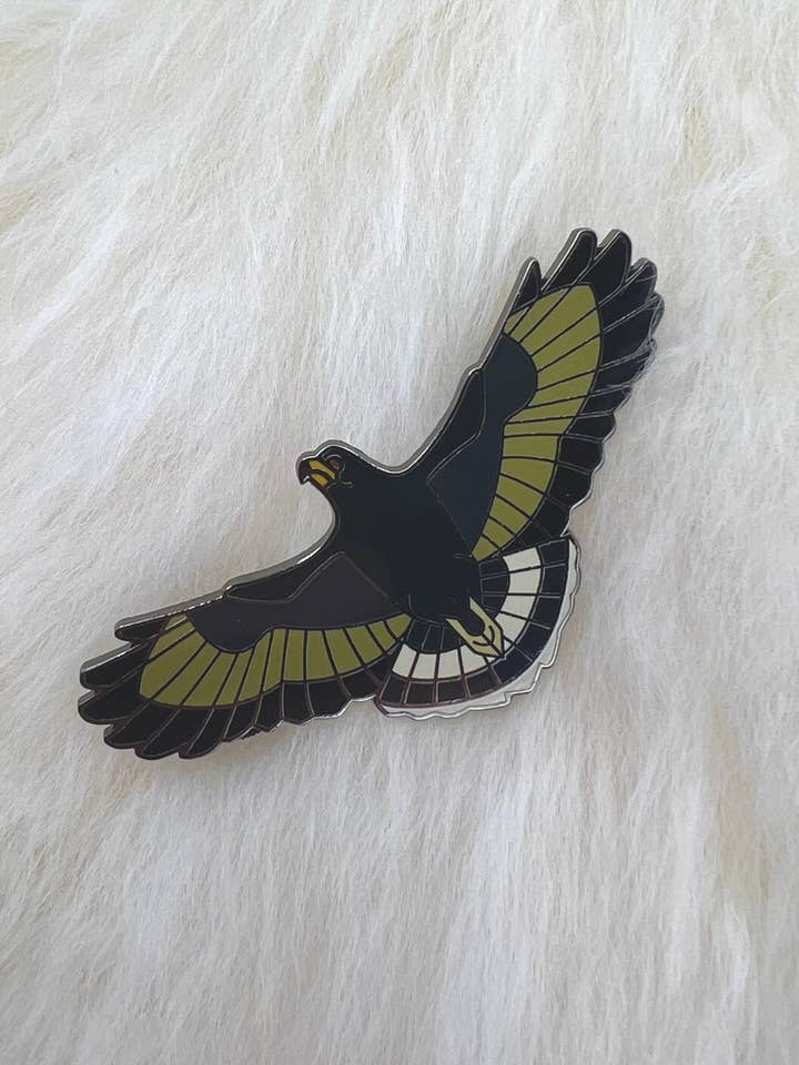 Alfiler esmaltado duro Common Black Hawk | Alfiler Hawk | Alfiler con forma de pájaro | Ar para venta al por mayor de Roamin' Bison Workshop