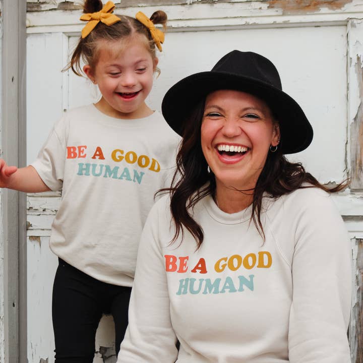 Buntes Be A Good Human Sweatshirt für Erwachsene für den Großhandel von Rivet Apparel Co.