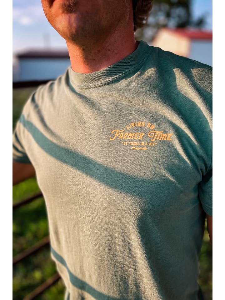 Helles Grün Grafik-T-Shirt "Living On Farmer Time" in Hellgrün für den Großhandel auf Faire1
