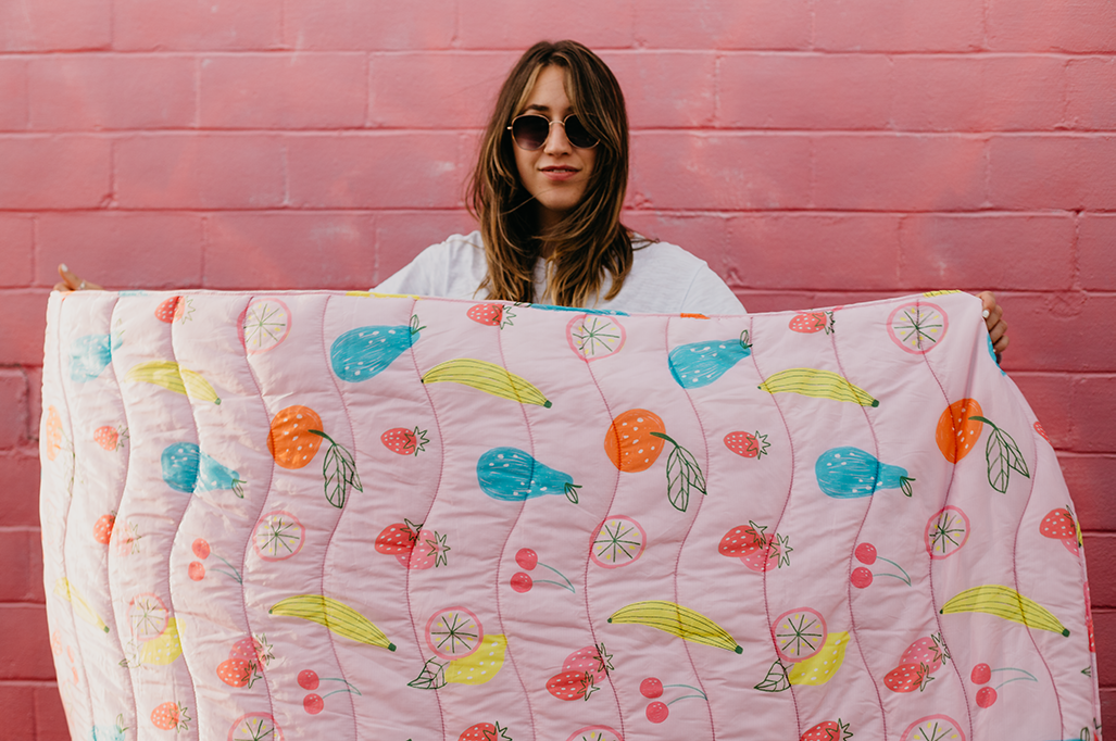 Talking Out of Turn - Wholesale Decoratiedeken - Puffy deken met opvallende prints en kleuren2