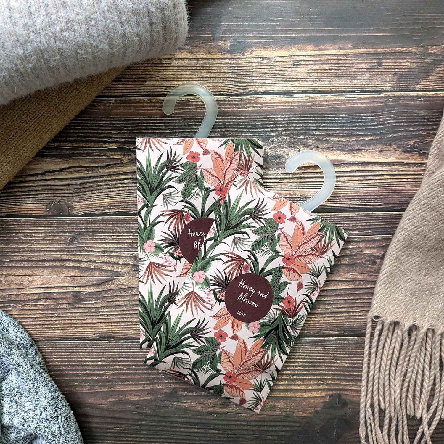 Robert Frederick Ltd – wholesale Sachet – Willow and Belle Scented Hanging Sachet - Set of 4 Honey and Blossom - Tropical Design5