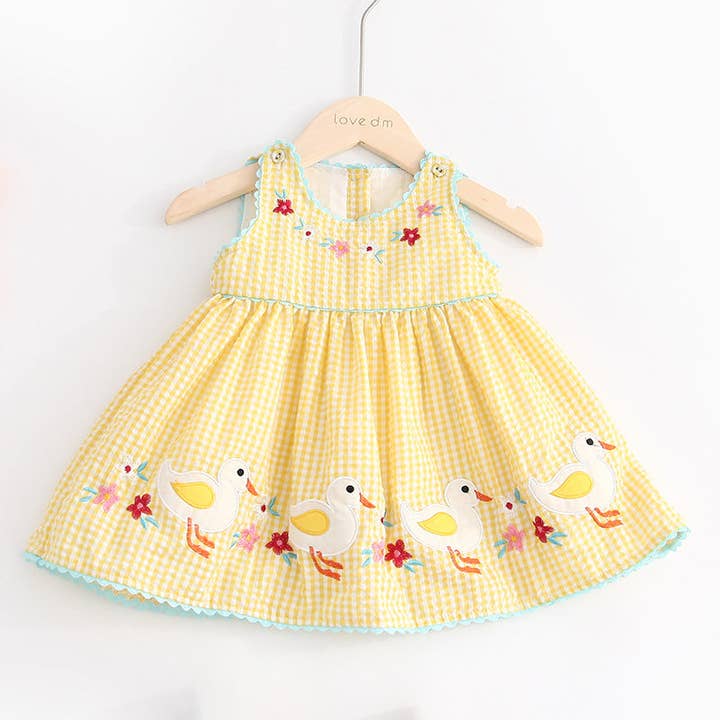 amarelo Vestidos de Alças com Patos Bordados e Flores para Meninas de 9 Meses a 6 Anos - Roupa de Menina por Atacado V3824061100031 para venda a revendedores na Faire
