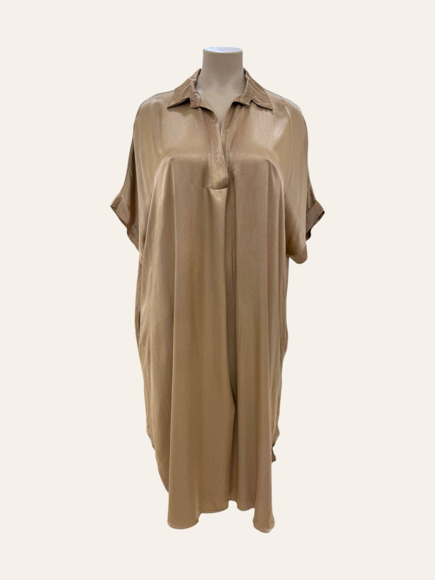 C'MELODIE - Wholesale Jurk - Dames - Losvallende plus size jurk met polo kraag van dikke satijn - model 89050