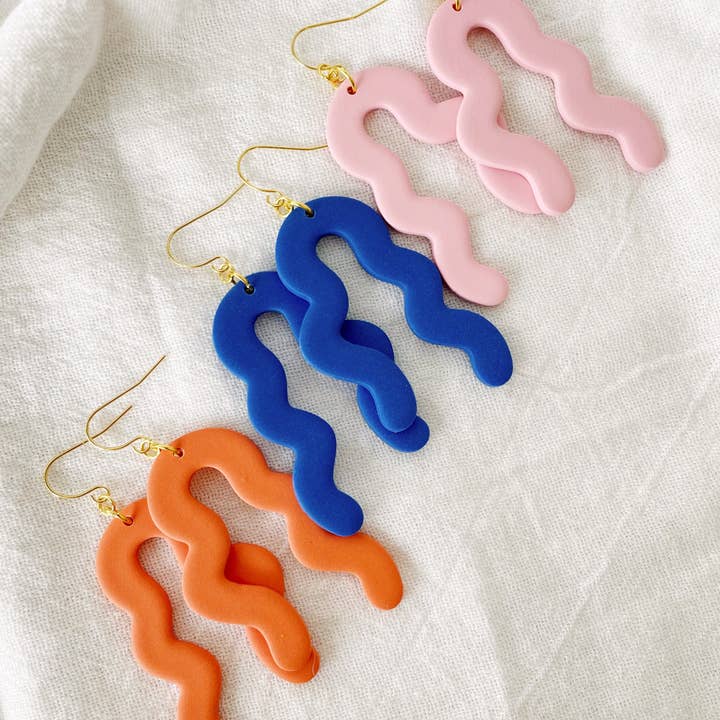 Greta | Boucles d'oreilles en argile polymère ondulée pour la vente par Meadow & Mae