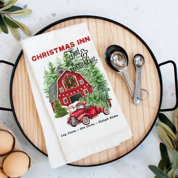 Torchon Christmas Inn Red Barn Pick Up Truck avec sac à farine pour la vente par Avery Lane Gifts