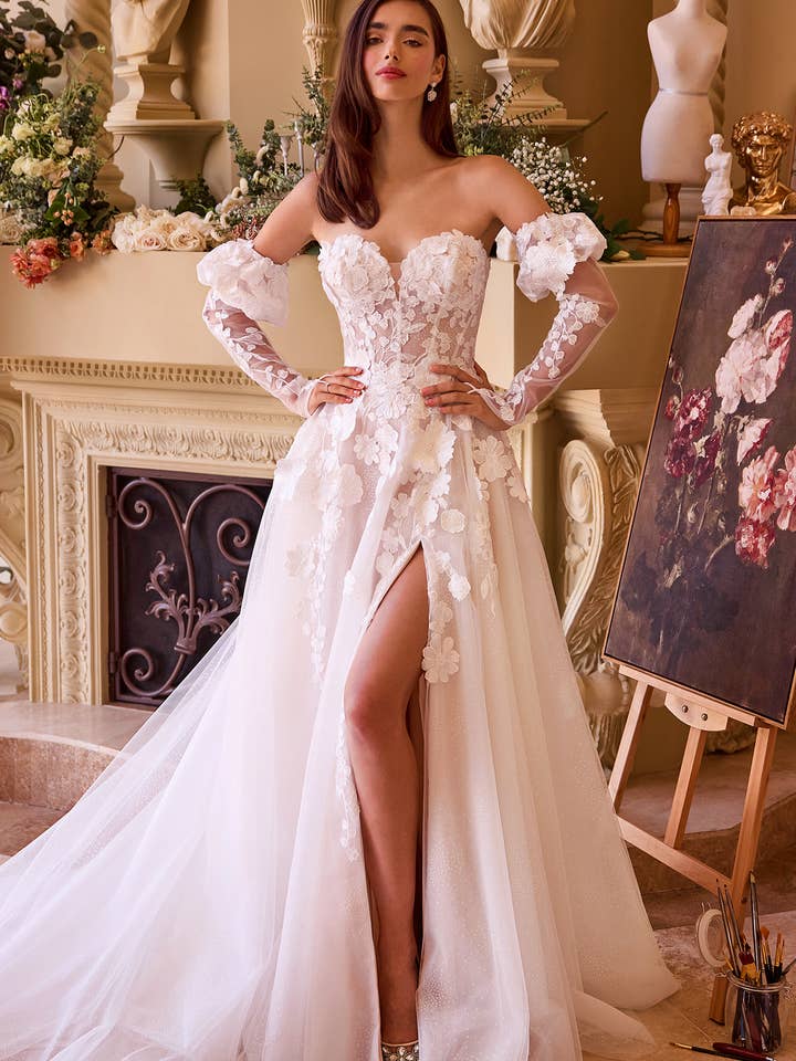 Off White-Nude Abito da sposa senza spalline con applicazioni floreali in vendita all'ingrosso su Faire0