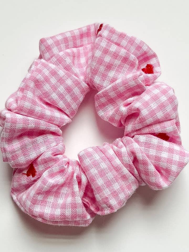 The Gingham Hearts Scrunchie voor wholesale door Grace + Wonder Co.