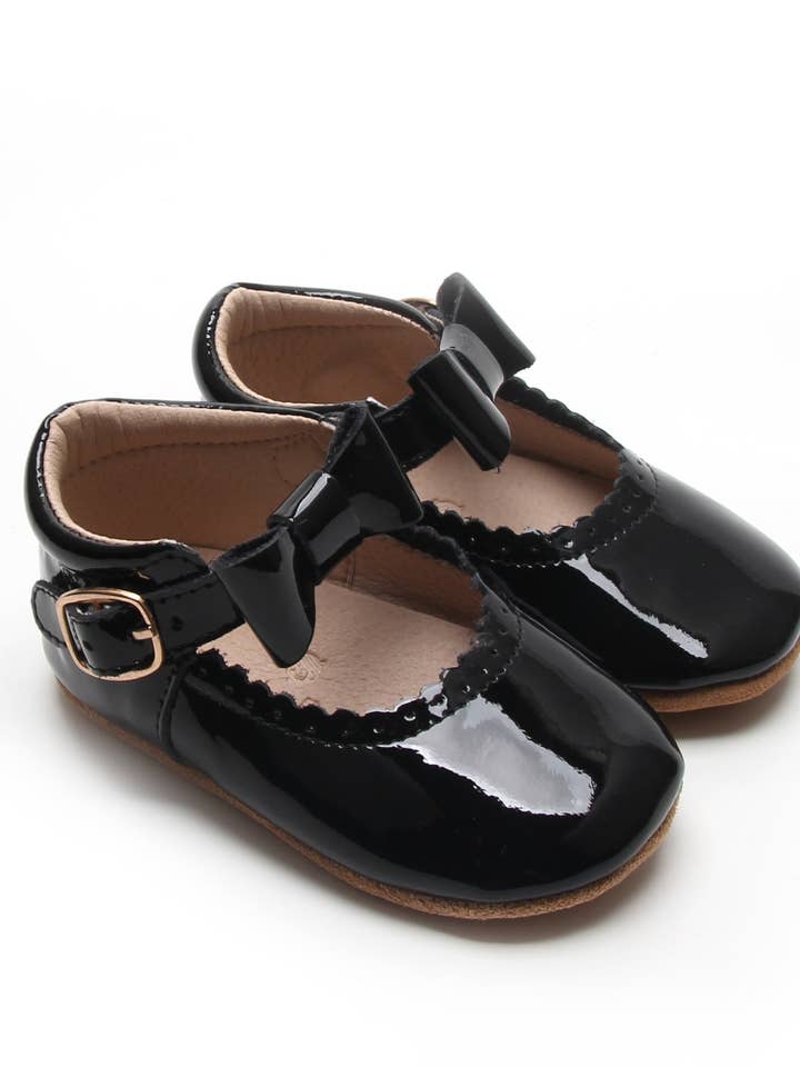 Vinter Mary Jane med aftagelig sløjfe i sort lak for engroshandel hos Dainty Bear