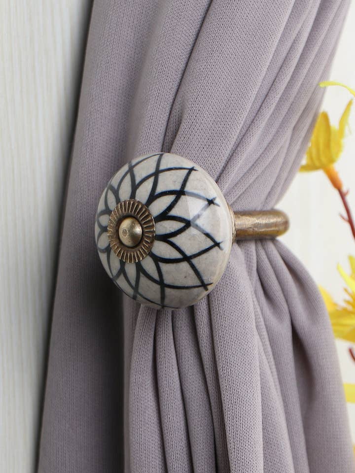 Einzigartiger schwarzer und weißer dekorativer keramischer Blumenvorhang zum Abbinden von Gardinen, rustikaler Badetuchhaken, antiker Haken (2er-Set) für den Großhandel von KNOBCO