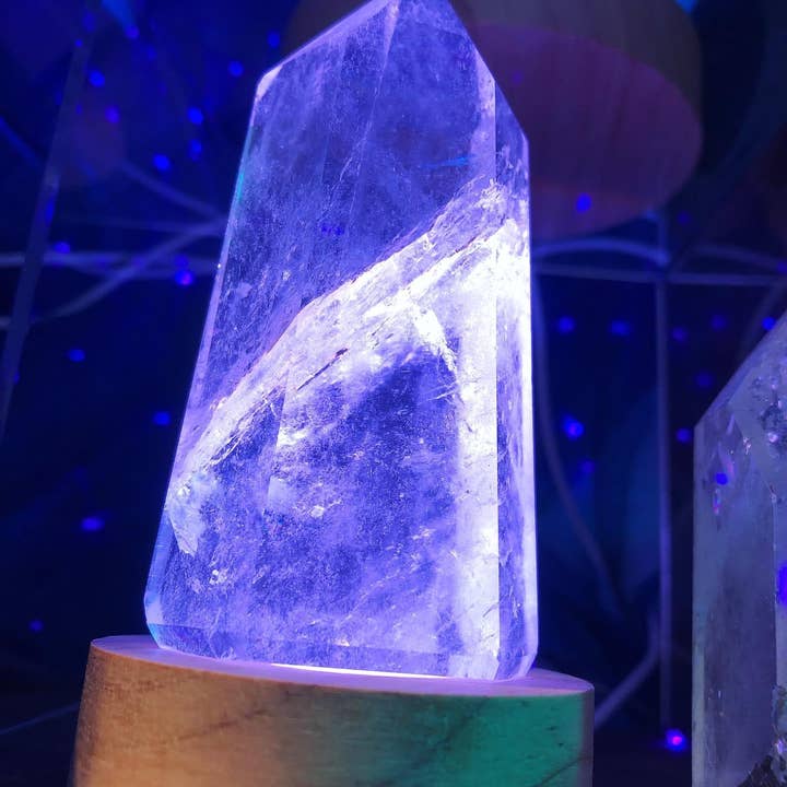 Lampe autel magique usb pointe cristal quartz taille M pour la vente par Desarwen