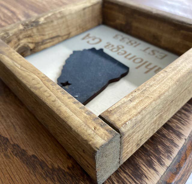 Pine Designs - Vente Pancarte - Panneau de ville « Any » 7x7 - EST personnalisé à la main3