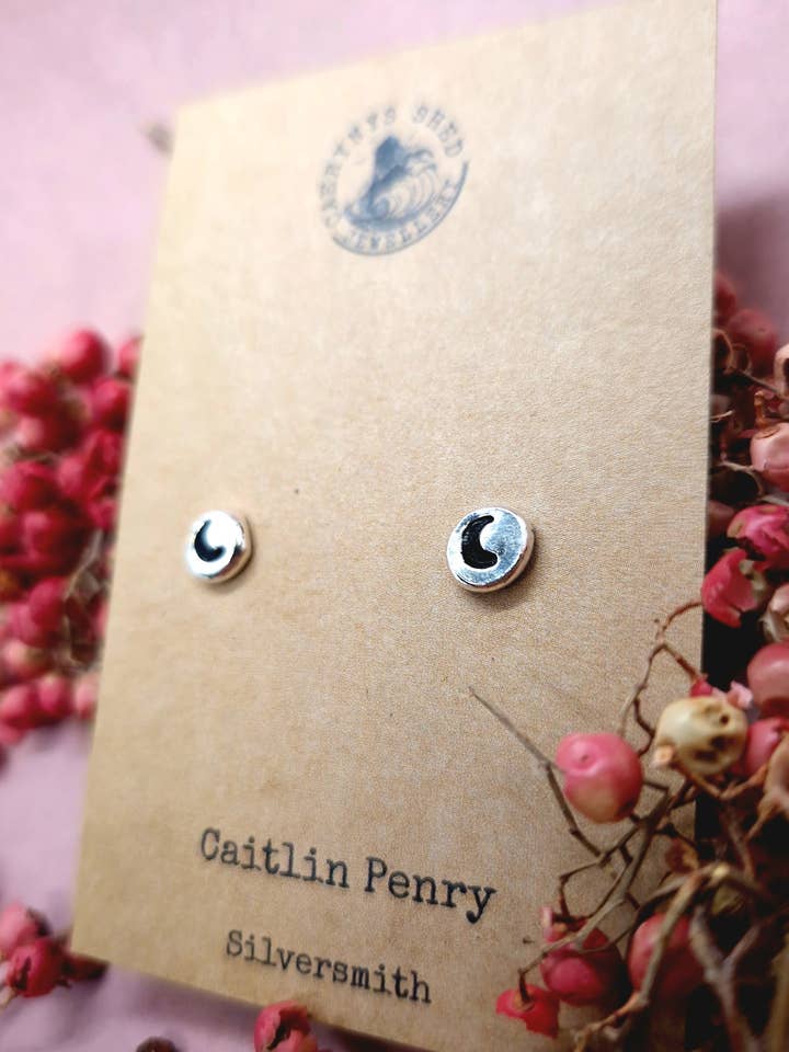 Orecchini a forma di luna per la vendita all'ingrosso da parte di Caerynys Shed Jewellery