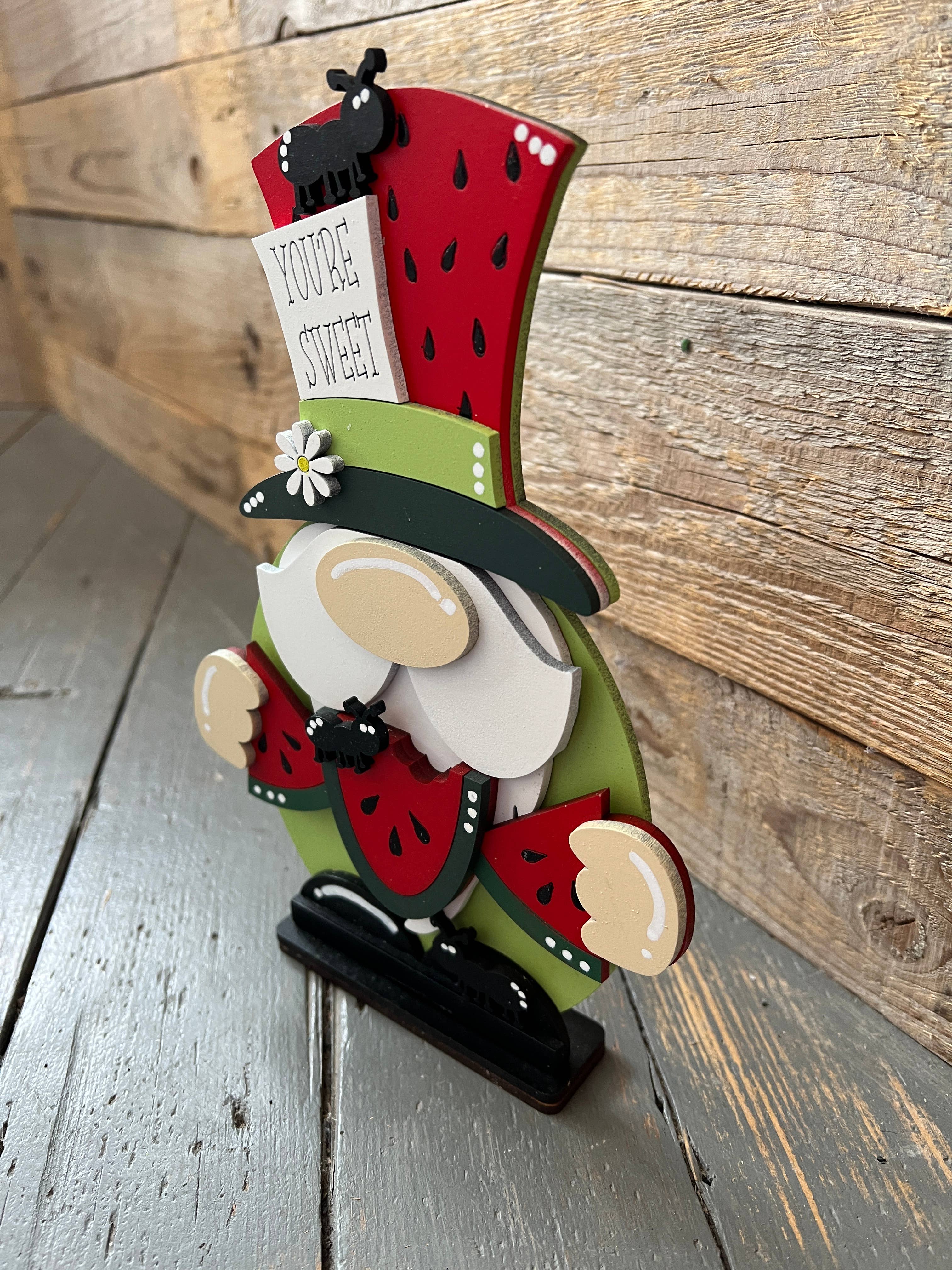 Rustic Home Co LLC - Vendita all'ingrosso Decorazioni da tavolo - Gnome in piedi a forma di anguria, decorazione per la casa, artigianato2