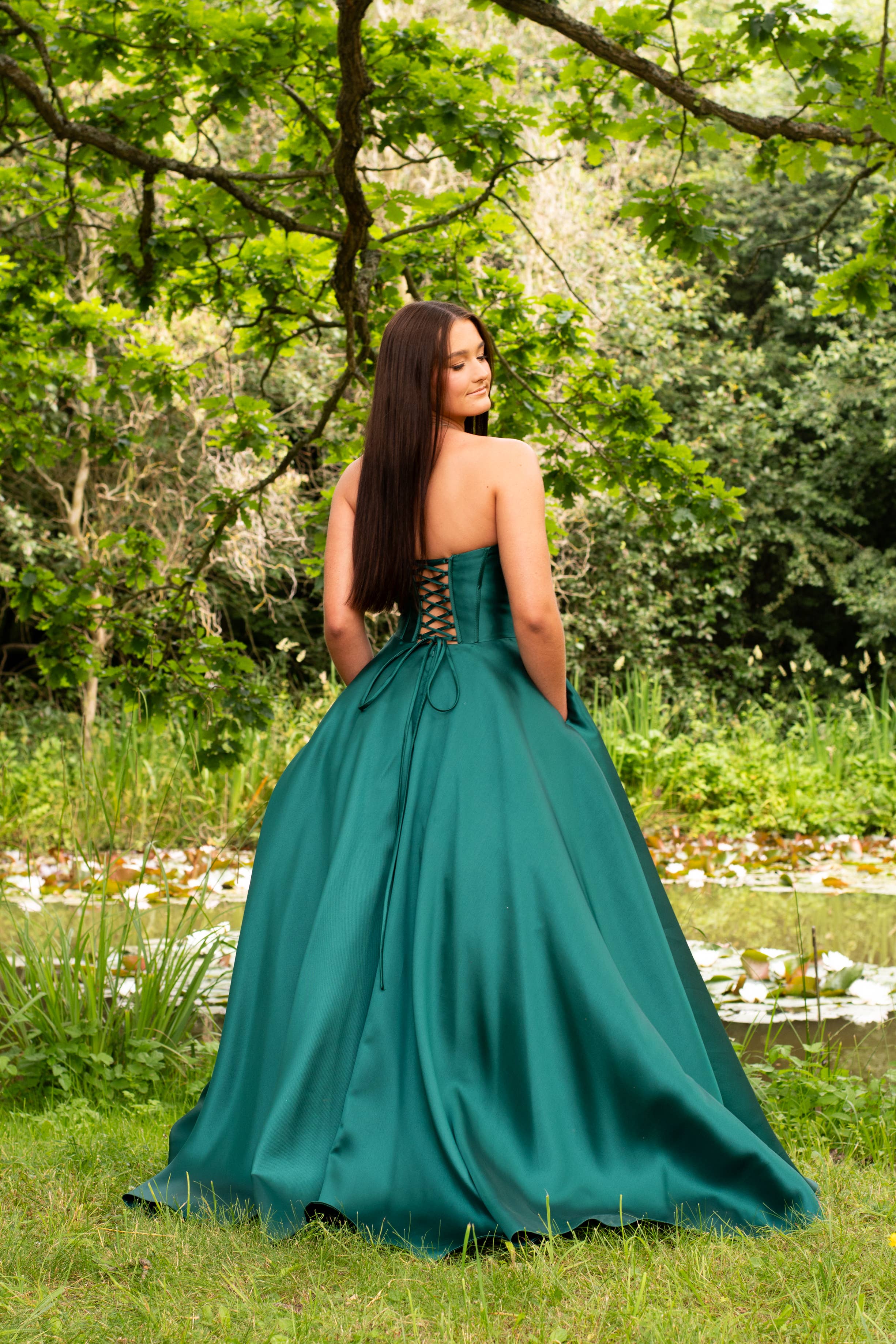 Mörk grön Charlotte mörkgrön mikado-ballklänning för wholesale på Faire1