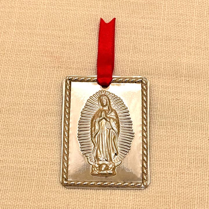 Milagro en métal de la Vierge de Guadalupe, Pérou pour la vente par Tesoros Trading Company