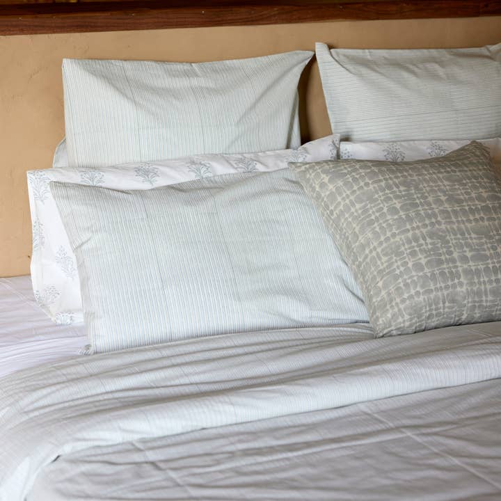 Housse de couette Clémence en brume bleue pour la vente par MAISON POIRE