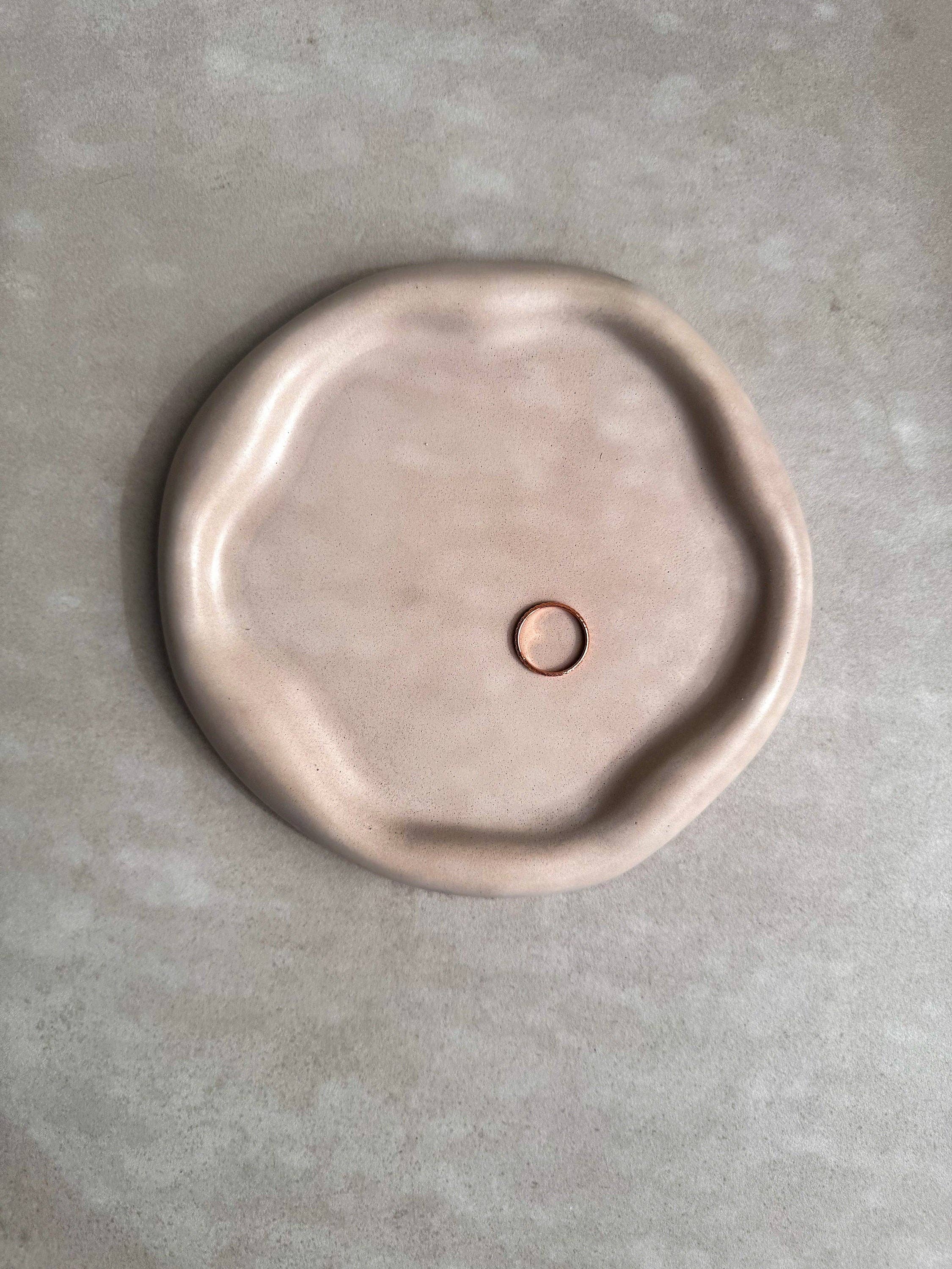 Minimal Loot Design – wholesale Smyckesfat – VÅGIG betongbricka, oregelbunden tallrik, fånga alla brickor, blob-smyckesdisplay, organisk japandi-dekor, molnprydnadsbricka, kurviga cementvaror3