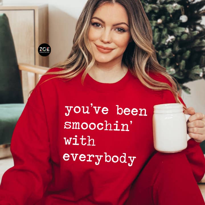 Sweat-shirt de Noël Smoochin With Everybody Home Alone Tee pour la vente par Zoe Creative Co