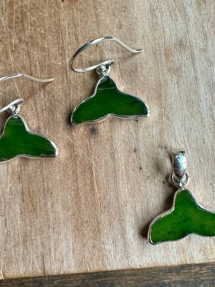 Boucles d'oreilles et pendentif en queue de baleine en jade pour la vente par Ivory Jacks
