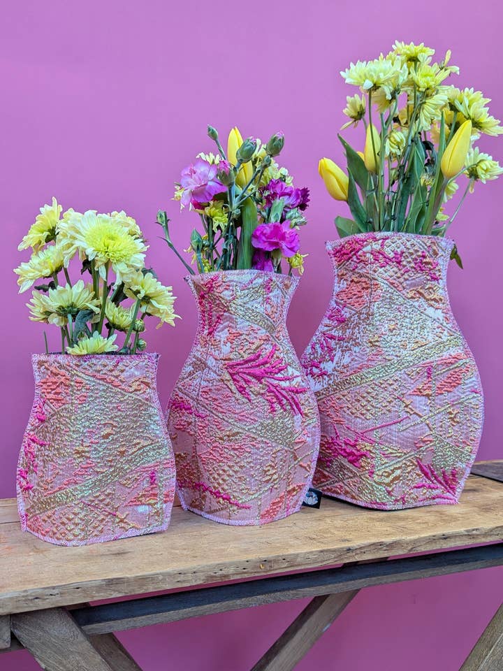 Vase Pop Up en Or et Corail pour la vente par Megan Crook Textiles