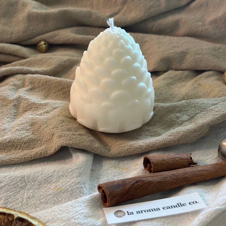 LA AROMA CANDLE CO. - Wholesale Novelty Candle - Snowy Pinecone Candle (1pc)2