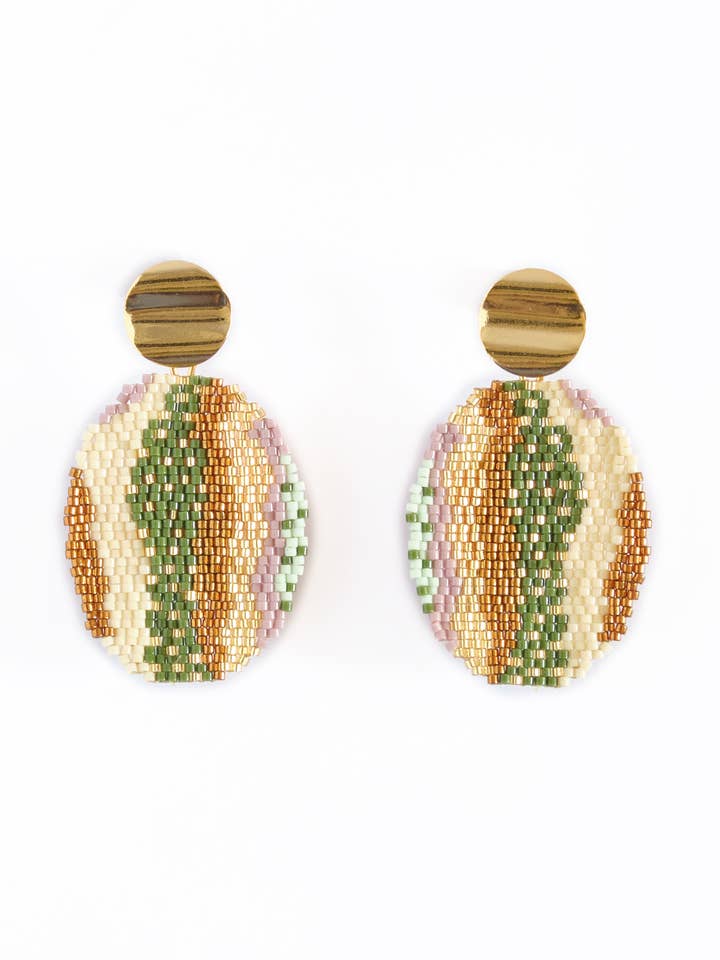 Handvävda ovala örhängen i organiska pärlor (oliv) för wholesale av Mayana Designs Co