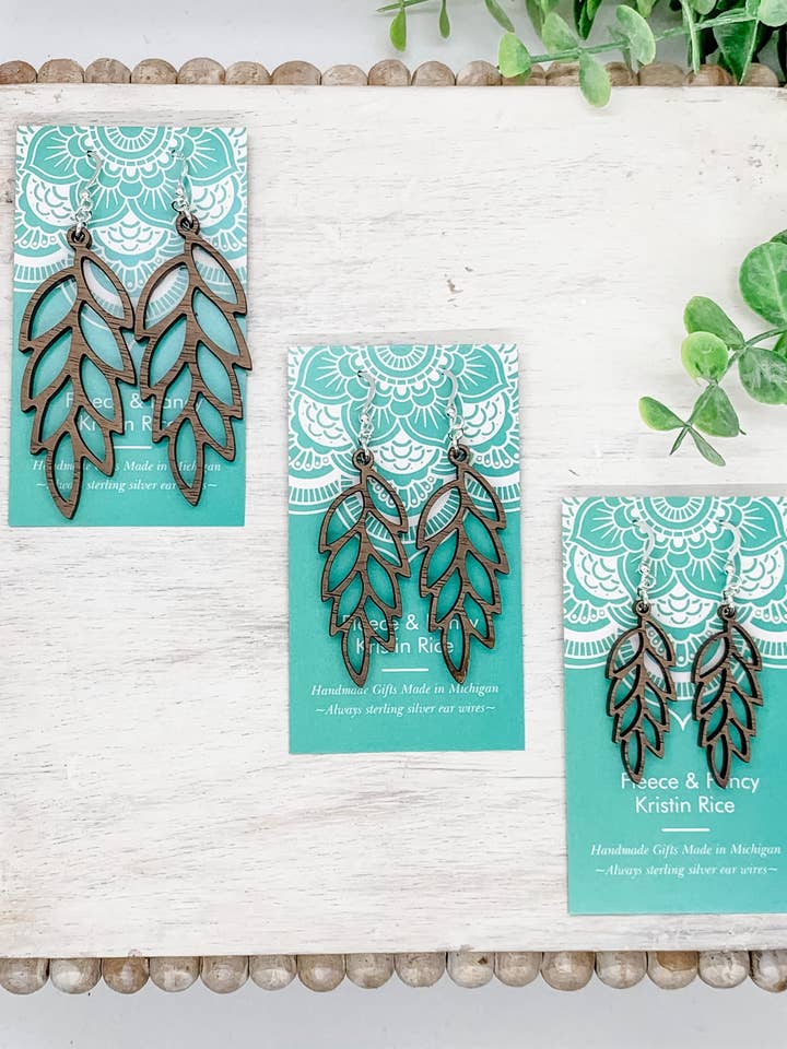 Pendientes de madera con ramas de hojas cortadas con láser para venta al por mayor de Fleece & Fancy