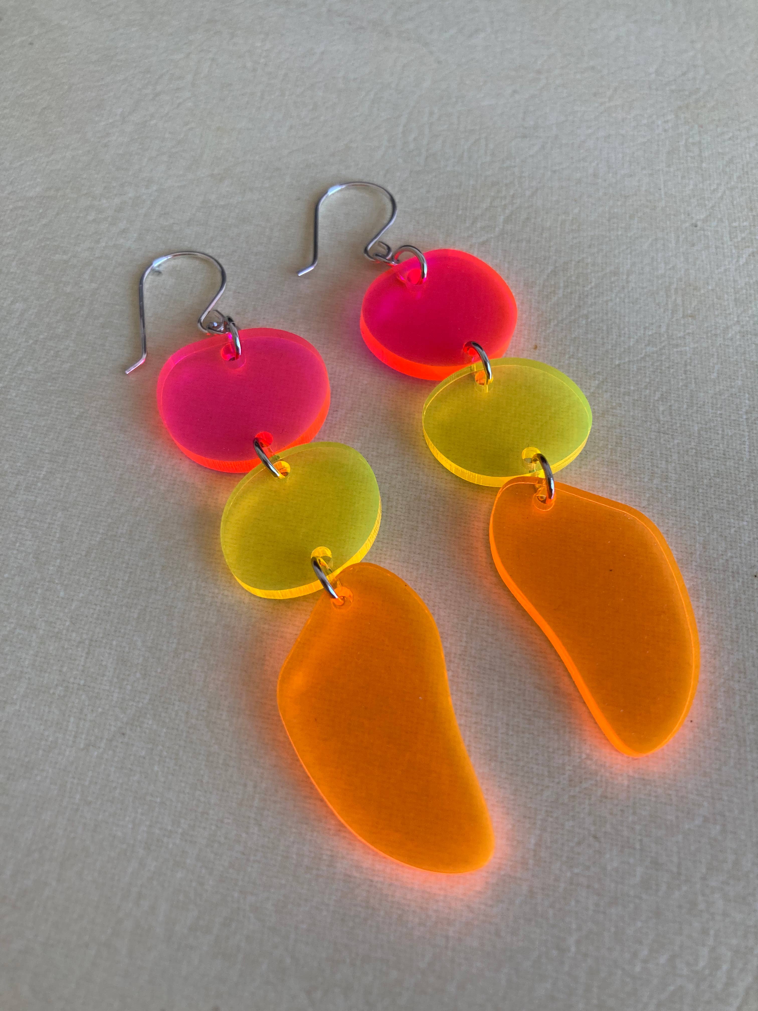 The Lost & Found - Vendita all'ingrosso Orecchini pendenti - Orecchini a tripla goccia «Rainbow Irridescent»12