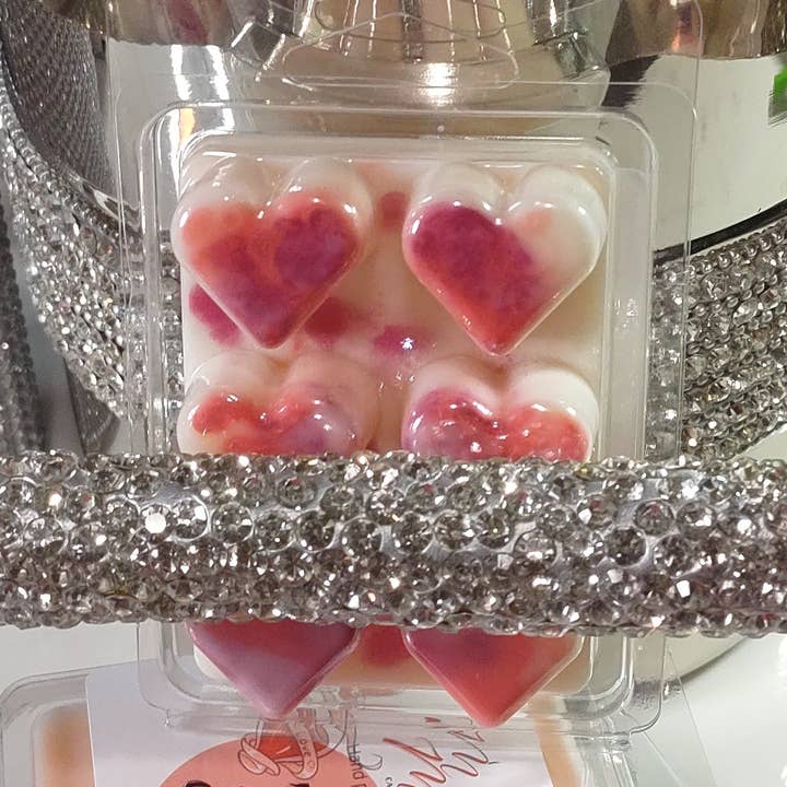 La cire Love Spell fond pour la vente par Miraculously Made Candle Co