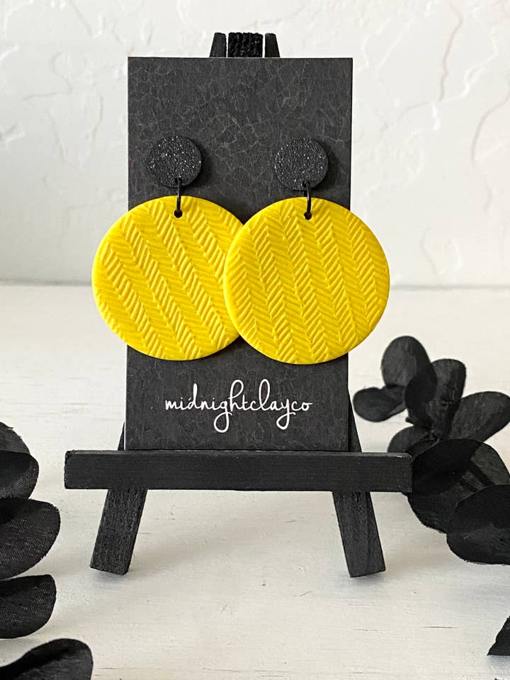 orecchini gialli, audaci, gioielli di tendenza, stile boho, neri per la vendita all'ingrosso da parte di midnightclayco