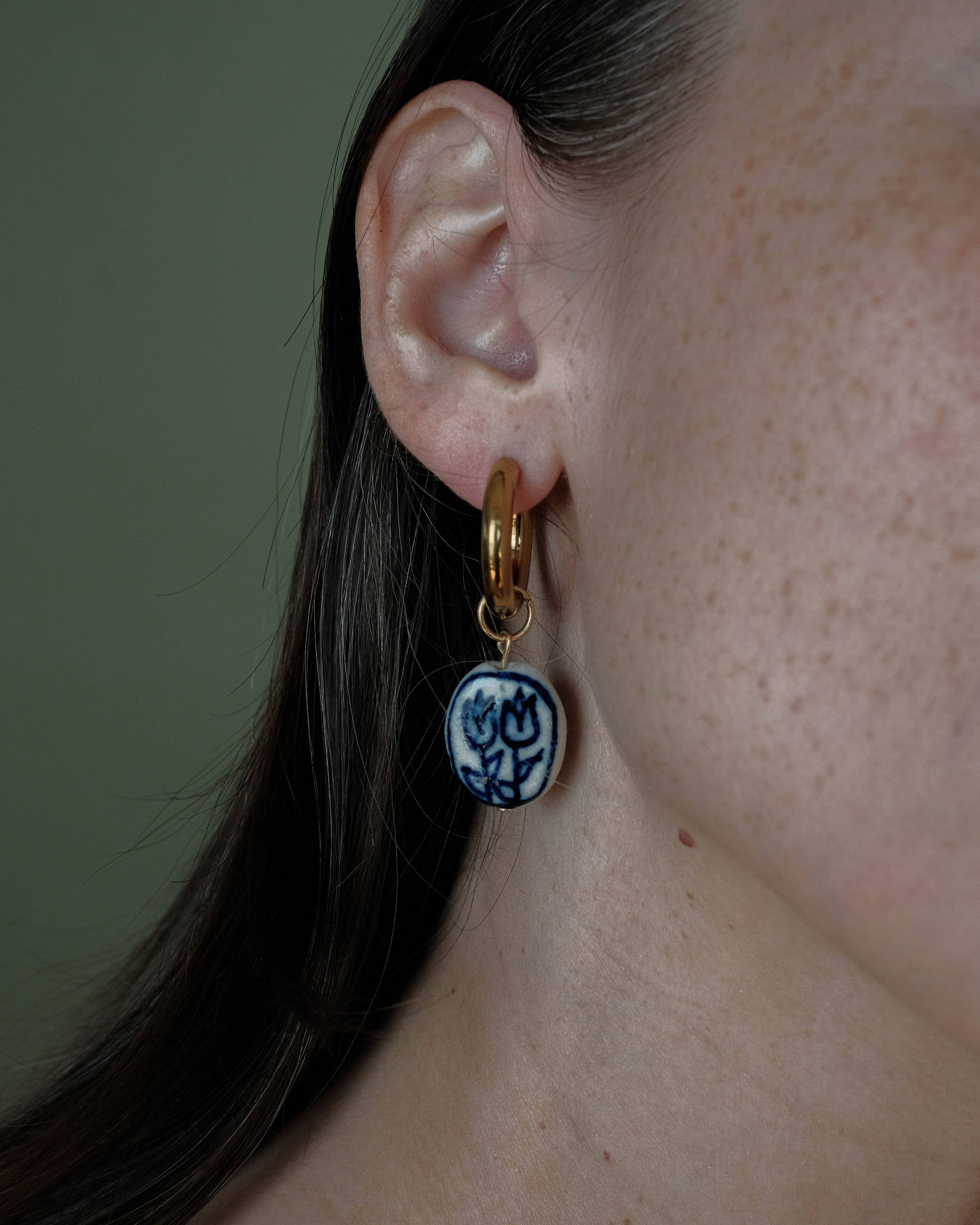 Hunter & Hare – wholesale Hoop-örhängen – Chloe Tulip Porslinpärlörhängen1