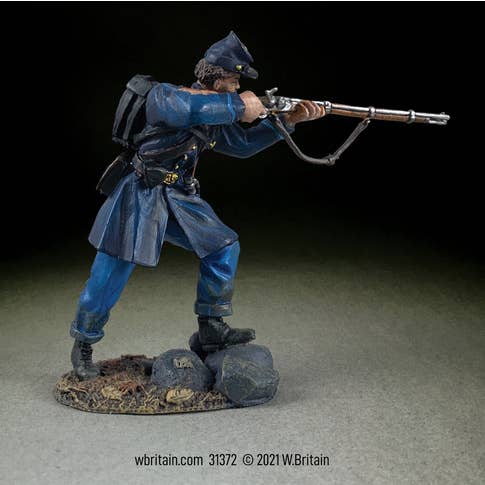 31372 - Federal in Frockcoat Standing Firing for wholesale by W.Britain Model Figures