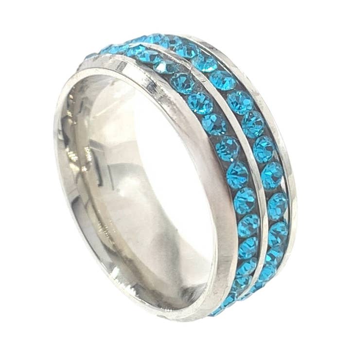 Bague Eternity à 2 rangées de cristaux en acier inoxydable à large bande en argent pour la vente par Nisso & Co. NYC Jewelry Wholesale