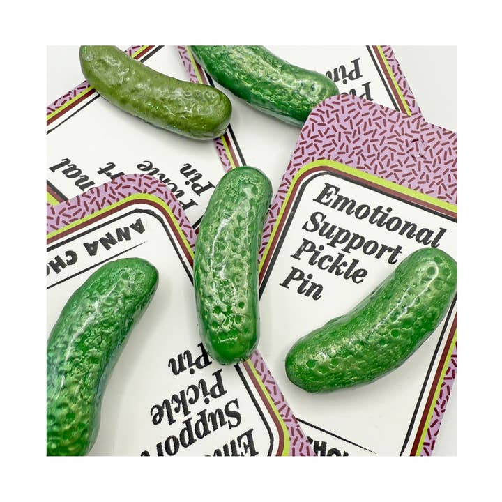 Épingle de revers originale et mignonne en forme de cornichon, amusante et éclectique. pour la vente par Anna Chovie